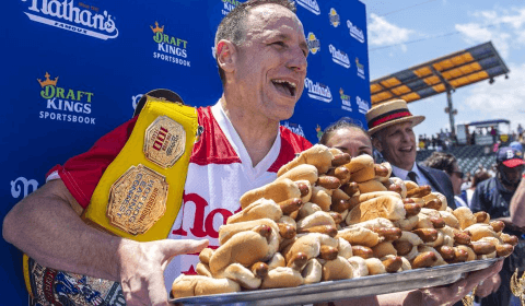 Chestnut sets hot dog-eating record