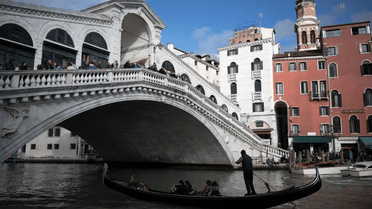 Venice launches first tourist entry fee